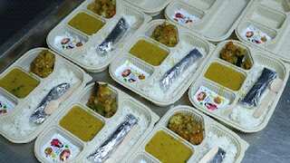 ट्रेन में फ्लाइट जैसा खाना, पेंट्री नहीं हल्दीराम समेत ये ब्रांड्स परोसेंगे भोजन, इन रूट्स पर ट्रायल शुरू