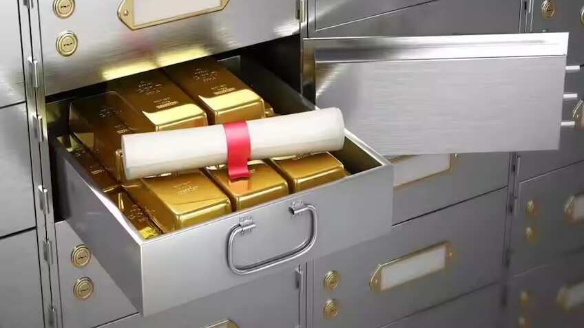 बैंक लॉकर में रखा है ज्वेलरी या कीमती सामान तो जरूर करें ये काम, नुकसान हुआ तो होगी 1-1 पैसे की भरपाई!