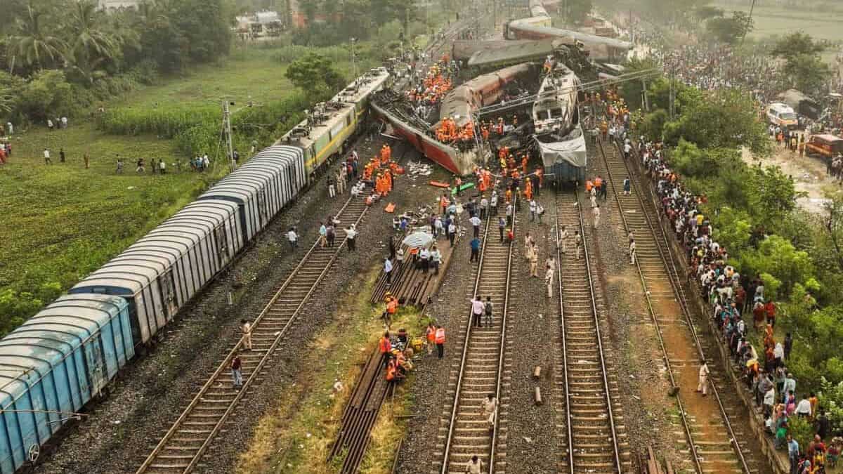 171 से घटकर अब 11 रेल हादसे, 10 साल में 93% की गिरावट, तोड़फोड़ करने वालों पर मुकदमा दर्ज