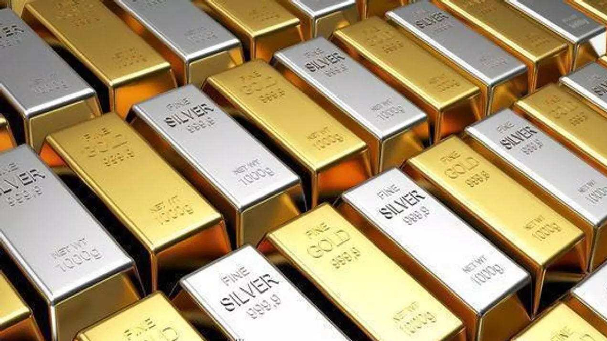 रिकॉर्ड हाई से औंधे मुंह गिरी चांदी, एक झटके में हो गई ₹9000 से भी ज्यादा सस्ती, जानिए Gold-Silver के लेटेस्ट रेट्स