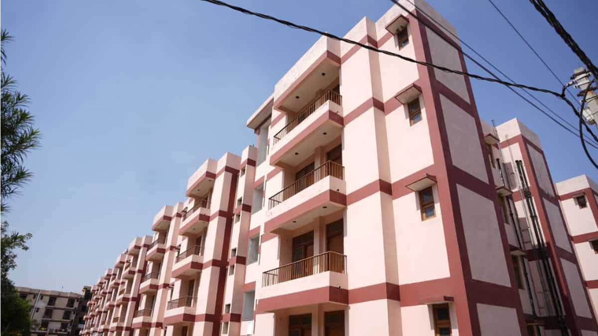 दिल्ली से 2 घंटे दूर, एक्सप्रेसवे के पास, इस पॉश इलाके में मिल रहे सस्ते 2BHK फ्लैट्स, कीमत ₹ 34 लाख से शुरू 