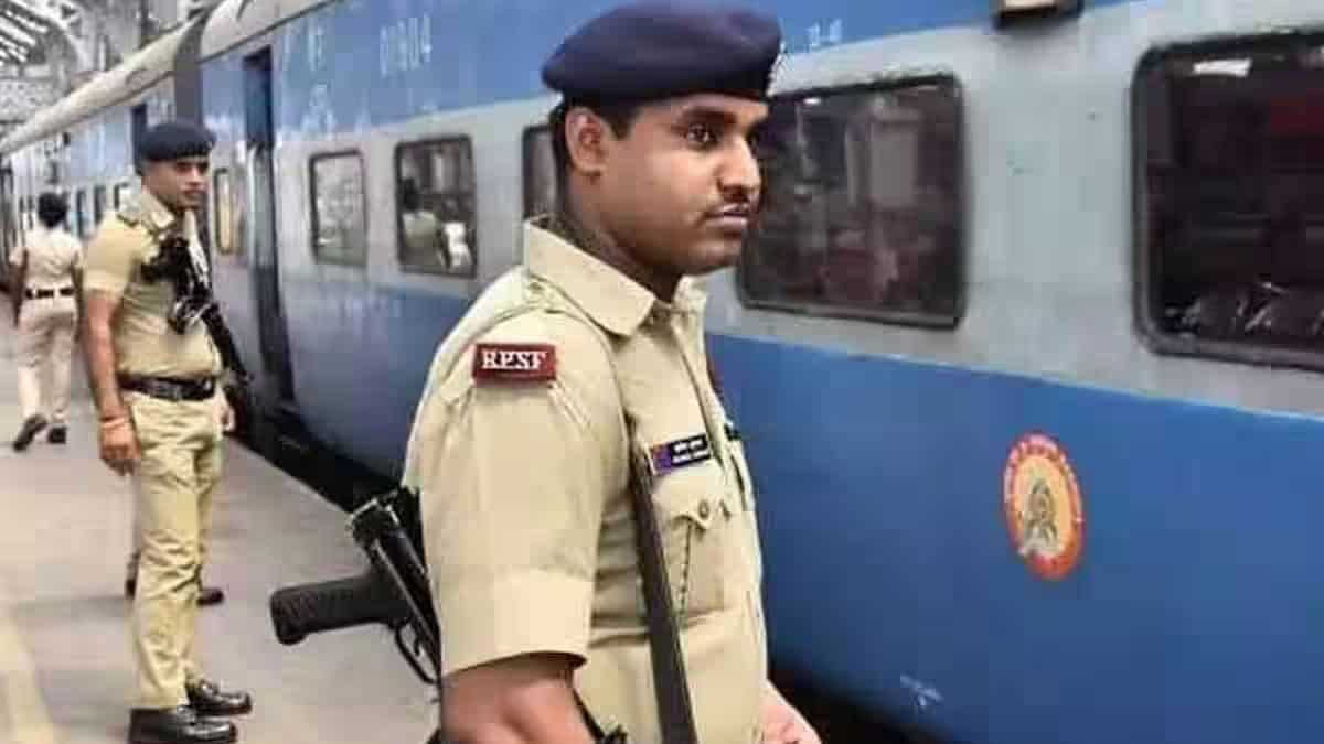 चलती ट्रेन में वेंडर समझकर RPF ने रोका, जब बैग खोला, नोटों का पहाड़ देख फटी रह गई आंखें