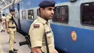 चलती ट्रेन में वेंडर समझकर RPF ने रोका, जब बैग खोला, नोटों का पहाड़ देख फटी रह गई आंखें