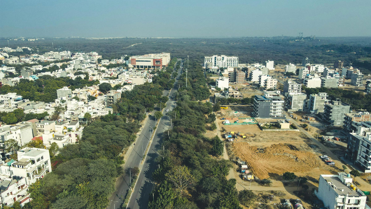 मेट्रो, हाईवे ने मिटा दी दूरी, शहर के शोर से दूर, 2026 में बाहरी इलाकों की चमकेगी किस्मत, बनेंगे नए हॉटस्पॉट