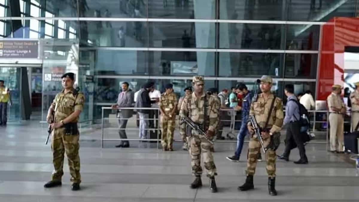 दिल्ली एयरपोर्ट पर घना कोहरा, यात्रियों के लिए जारी हुई एडवाइजरी, आपकी भी है फ्लाइट तो पहले ये जरूर चेक कर लें