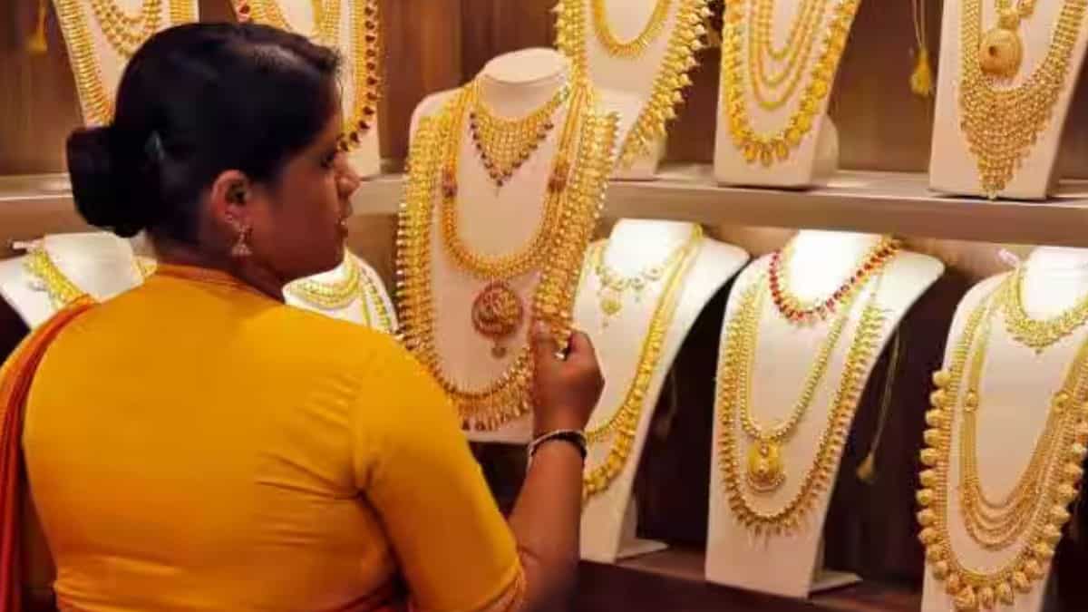 एक ही दिन में ₹2100 महंगा हुआ सोना, चांदी में आई ₹7660 की तेजी, भाव पहुंचा 2.07 लाख रुपए प्रति किलो के पार!