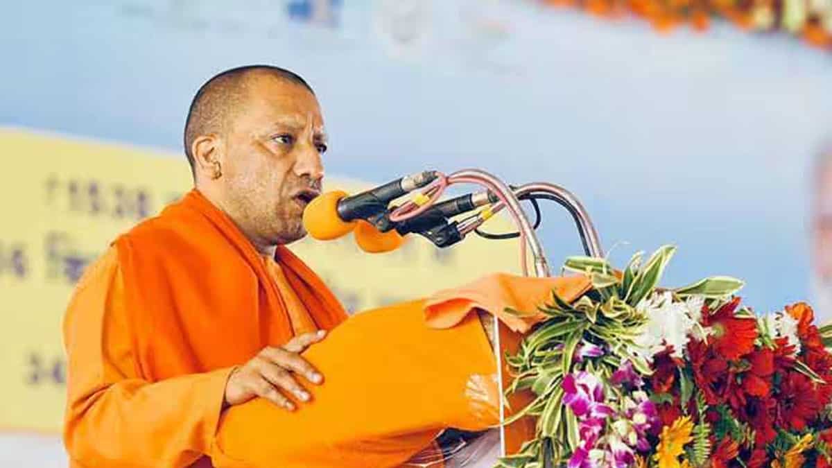सीएम योगी आदित्यनाथ ने दिया निवेश का माहौल बदलने का मंत्र, बोले- 'यूपी अब बीमारू नहीं, रेवेन्यू सरप्लस वाला राज्य'