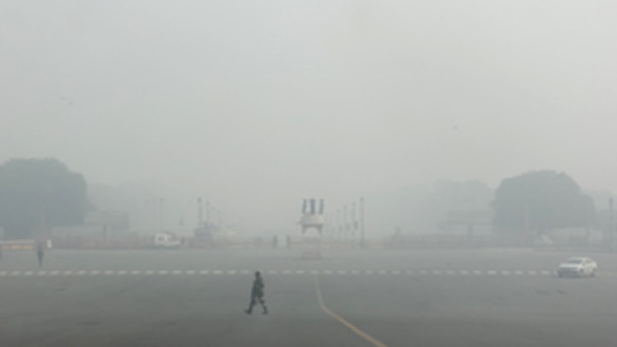 Delhi NCR Weather Update: ठंड और कोहरे के बीच ‘रेडजोन’ में हवा! कई इलाकों में AQI 400 के पार
