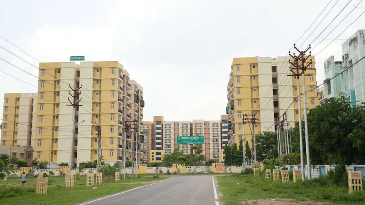 नौकरी से छंटनी का डर या महंगा घर, 14% गिरी घरों की बिक्री, 2025 में रियल एस्टेट की सुस्ती का क्या है असली सच?