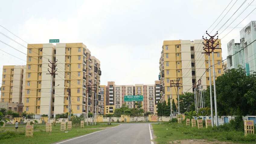 नौकरी से छंटनी का डर या महंगा घर, 14% गिरी घरों की बिक्री, 2025 में रियल एस्टेट की सुस्ती का क्या है असली सच?