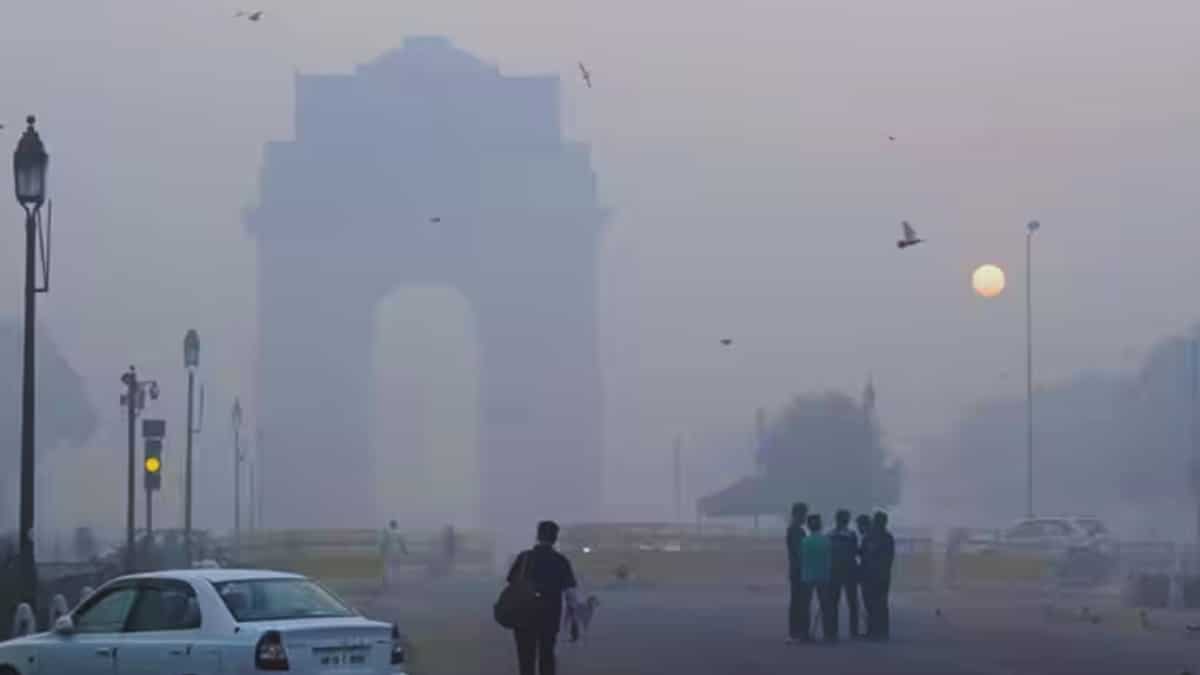 Weather Update: दिल्ली-NCR में प्रदूषण के साथ कोहरे की एंट्री: AQI 400 के पार, आने वाले दिनों में हालात और बिगड़ेंगे?