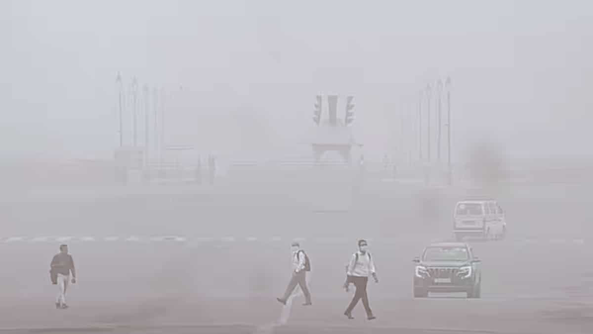 दिल्ली-एनसीआर में ठंड और प्रदूषण का डबल अटैक, नए साल पर 'जहरीली सर्दी' का येलो अलर्ट! जानें AQI अपडेट