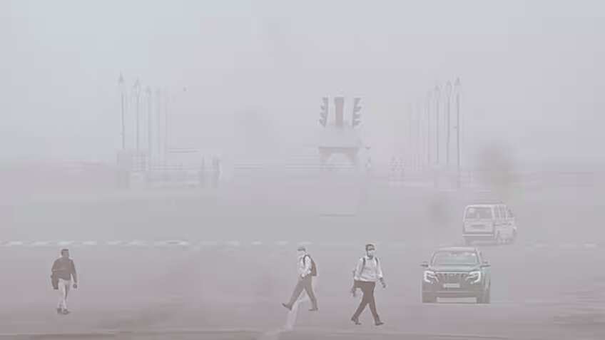 दिल्ली-एनसीआर में ठंड और प्रदूषण का डबल अटैक, नए साल पर 'जहरीली सर्दी' का येलो अलर्ट! जानें AQI अपडेट