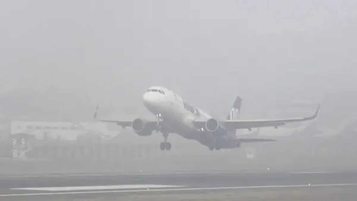 घने कोहरे ने फ्लाइट्स की रफ्तार पर लगाया ब्रेक! दिल्ली समेत कई शहरों में उड़ानों पर असर, एडवाइजरी जारी