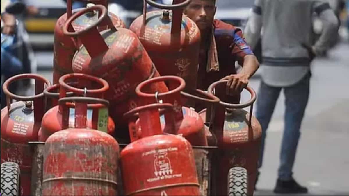 LPG Price Today: नए साल के पहले दिन ही लगा झटका, महंगा हो गया गैस सिलिंडर- लेकिन यहां मिली राहत