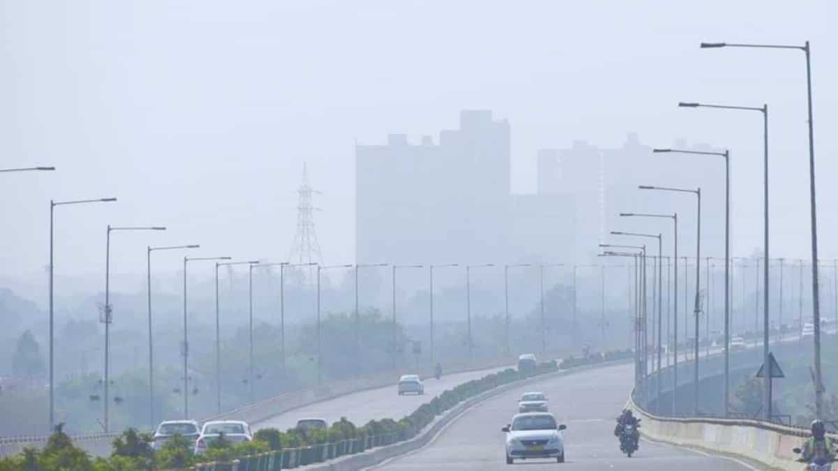 Weather Update: एनसीआर में एयर क्वालिटी में फिर दिखी गिरावट, ठंड और कोहरे ने बढ़ाई लोगों की मुश्किलें, जानें अपडेट