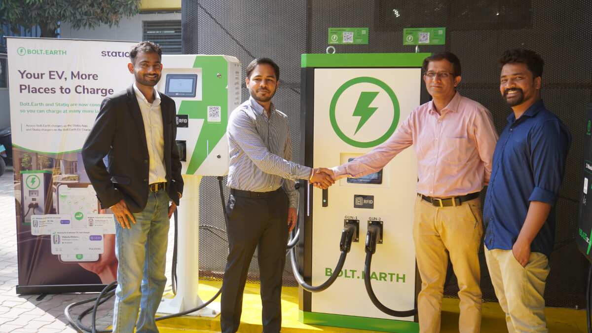 EV यूजर्स को अब नहीं सताएगी रेंज की चिंता, चार्जिंग नेटवर्क को बढ़ाने के लिए इन 2 बड़ी कंपनियों ने की पार्टनरशिप