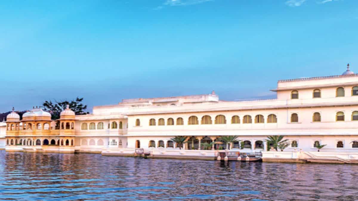 Indian Hotels- FY26-28 के अनुमानों में कटौती