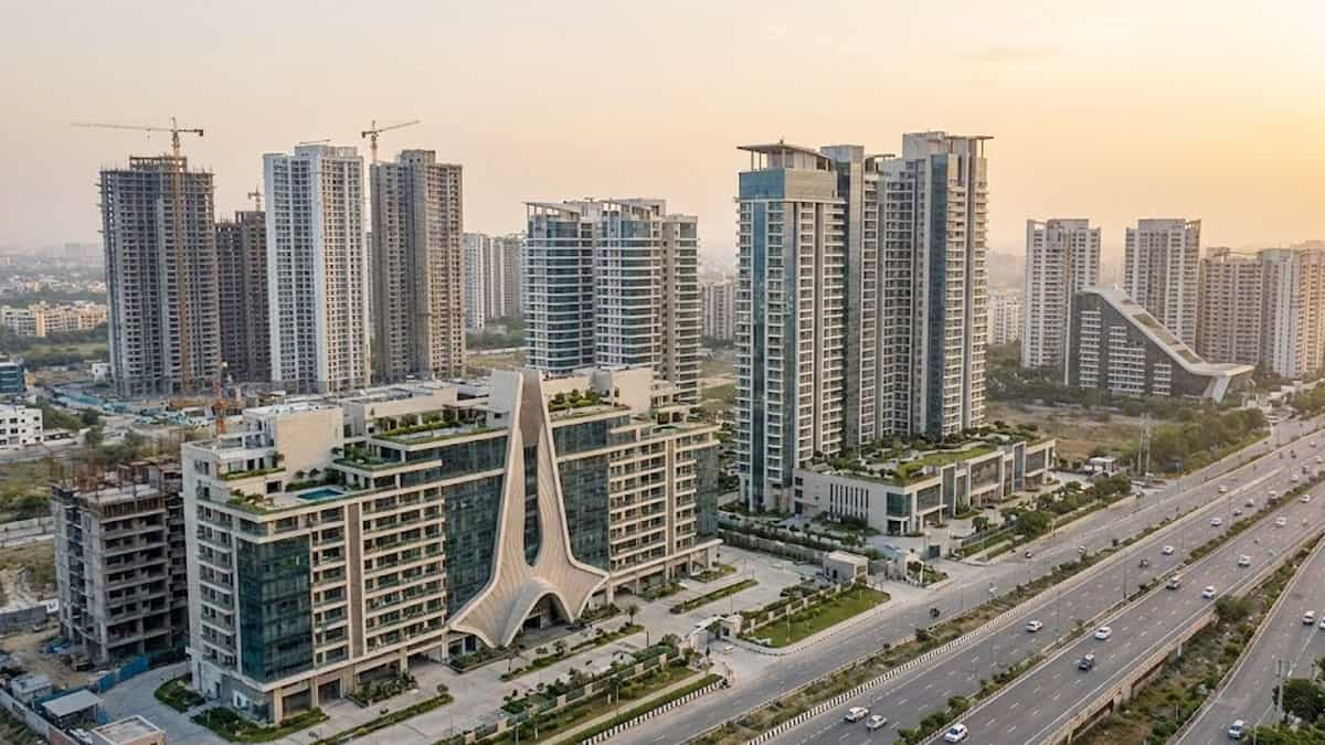 NCR में बिक्री घटी, पर दाम नहीं, बिल्डर्स ने प्रॉफिट कमाने के लिए रचा ये खास चक्रव्यूह? गुरुग्राम बना केंद्र