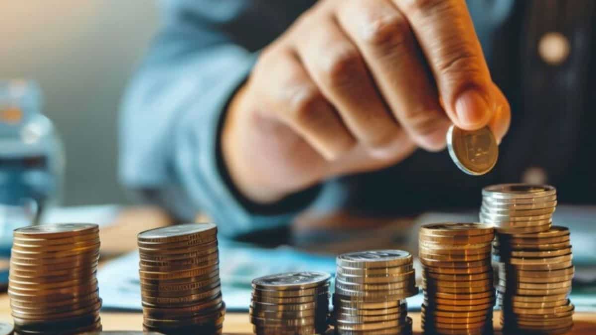 FD Vs NSC: ब्याज दर नहीं, इंटरेस्‍ट जुड़ने का तरीका तय करता है मुनाफा! निवेश से पहले समझ लें पूरा गणित