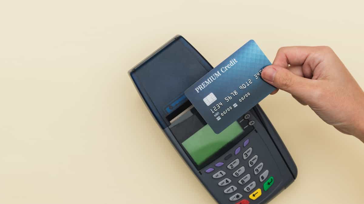 नहीं चाहिए भारी ब्याज का बोझ! तो जानें क्रेडिट कार्ड को 'NO' करने के 8 बड़े कारण