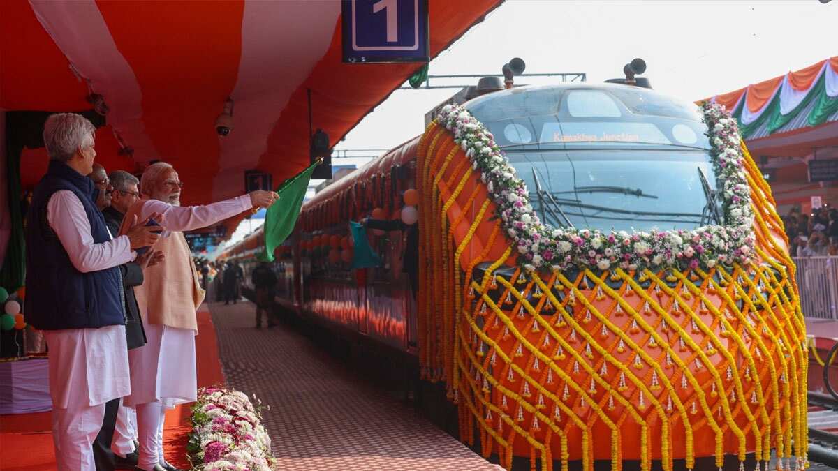 भारतीय रेलवे का ऐतिहासिक दिन! पटरी पर दौड़ी देश की पहली वंदे भारत स्लीपर ट्रेन, पीएम मोदी ने दिखाई हरी झंडी