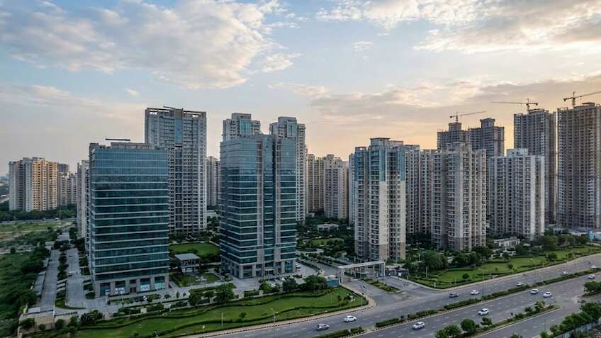 अमीरों का गुरुग्राम नोएडा के आगे फेल, जेवर एयरपोर्ट ने बनाया NCR का हॉटस्पॉट, 1 साल में 10% महंगी हुई प्रॉपर्टी