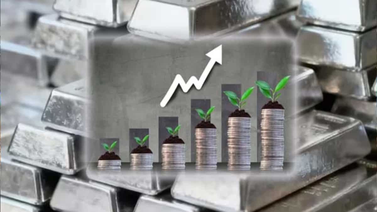 Silver Price Today: ₹3 लाख की चांदी की चमक के आगे सब फीका, एक झटके में ₹16,000 हुई महंगी- इन वजहों से आ रही तेजी