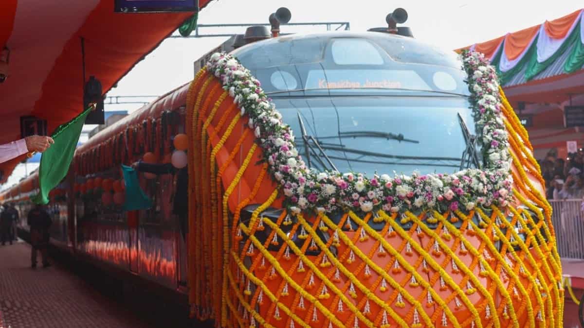 14 घंटे में हावड़ा से गुवाहाटी, किस दिन चलेगी, किन स्टेशनों पर ठहराव, जानिए वंदे भारत स्लीपर का पूरा शेड्यूल