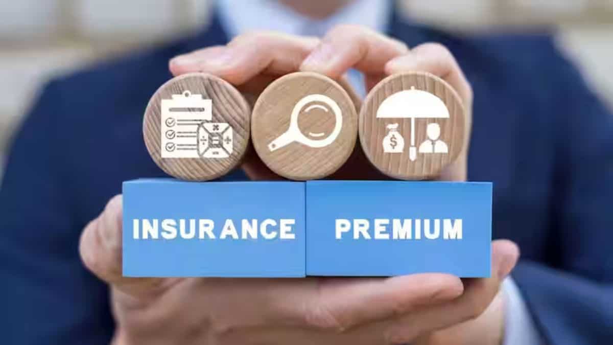 Surrender vs Paid-Up Policy: इंश्योरेंस प्रीमियम देना बंद कर दें तो क्या पॉलिसी बंद हो जाएगी? इस तरीके से मिलेगा पूरा फायदा