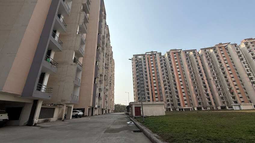 प्राइम लोकेशन, सुपर कनेक्टिविटी, 130 मीटर रोड पर ग्रेटर नोएडा में 2 BHK फ्लैट, कीमत ₹73 लाख, जानिए डीटेल्स