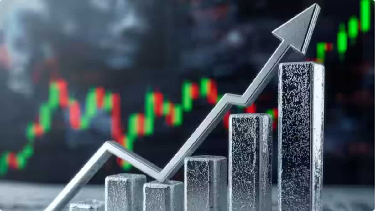 Silver Price Today: चांदी की आंधी! पहली बार ₹4 लाख के पार निकला भाव, सोने में ₹14,000 की तूफानी तेजी
