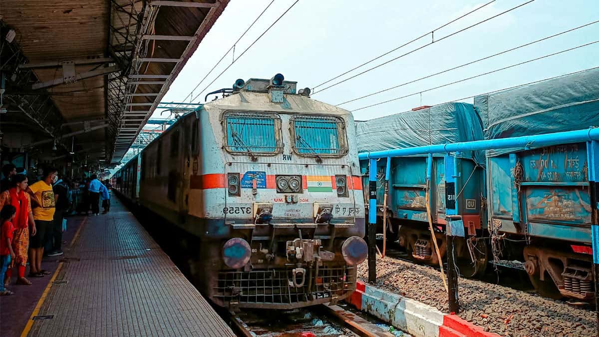 Budget 2026: सीनियर सिटिजन को किराये में छूट से लेकर अमृत भारत एक्सप्रेस तक, रेलवे के लिए सरकार का मेगा प्लान!