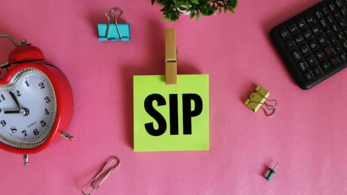 ₹2026 की जादुई SIP: 26 साल तक करें निवेश और रिटायरमेंट पर पाएं ₹64.5 लाख का मोटा फंड, जानें कंपाउंडिंग का पूरा गणित