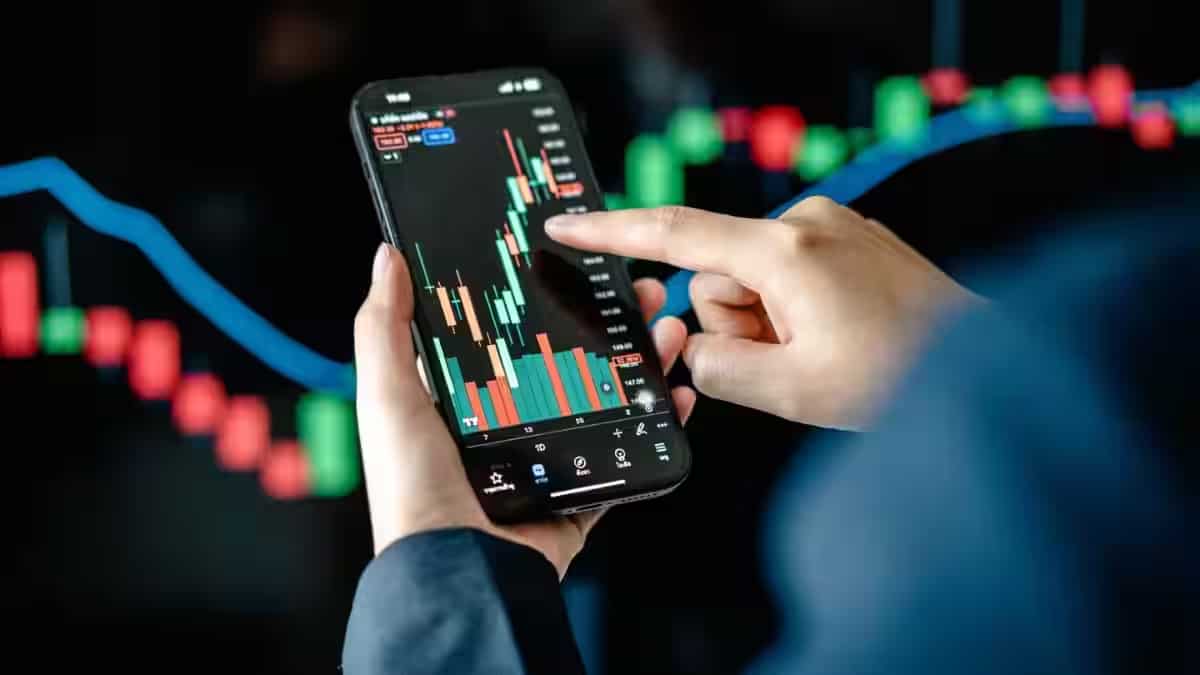 Stock Market Highlights: बाजार की 3 दिन की तेजी पर ब्रेक, सेंसेक्स 500 अंक नीचे बंद; PSU Bank शेयर चढ़े