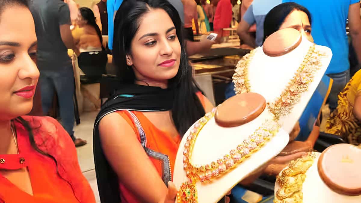 Gold-Silver खरीदने का इससे अच्छा मौका नहीं मिलेगा! एक ही दिन में सोना ₹4000 सस्ता, चांदी में ₹28 हजार की भारी गिरावट