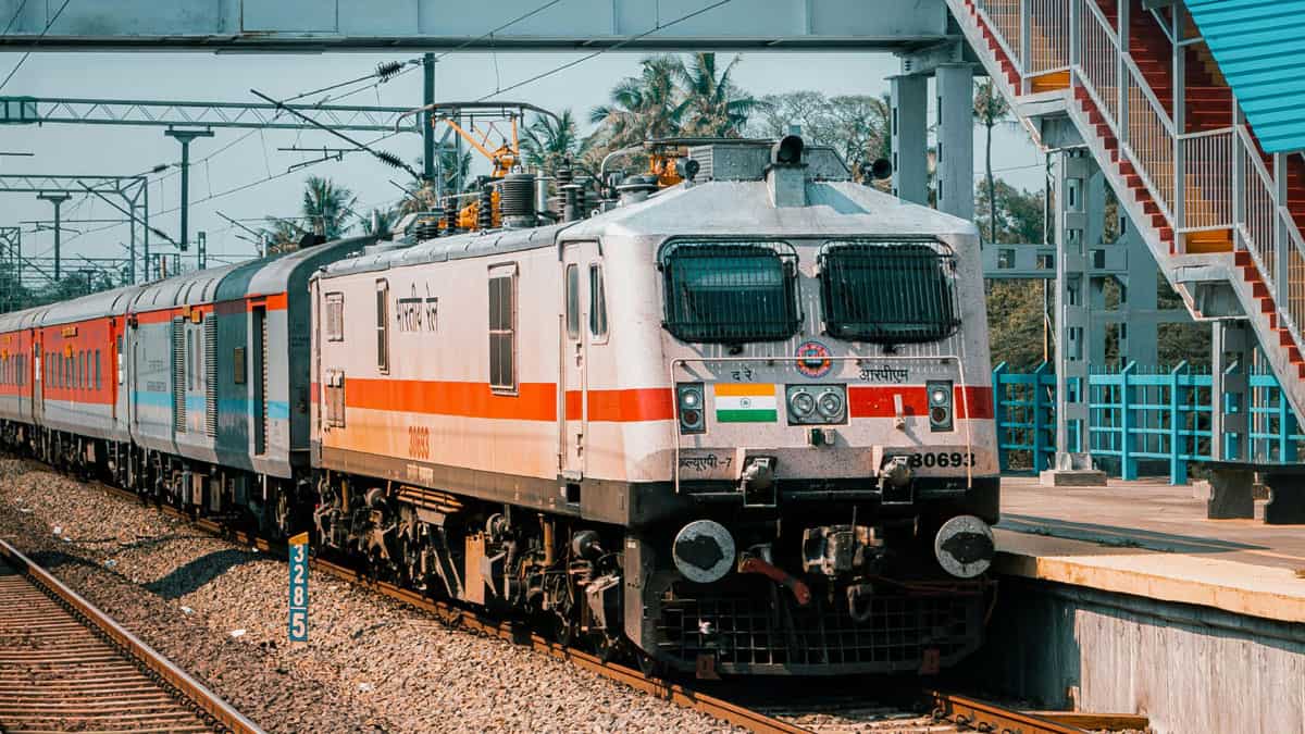 आधी सीट पर पूरी कीमत क्यों? रेलवे ने यदि मान ली संसदीय समिति की ये सिफारिश, RAC यात्रियों को वापस मिलेगा पैसा