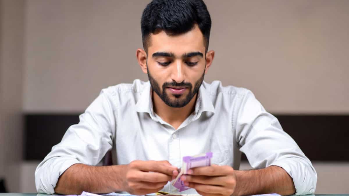 सैलरी ₹1 लाख और खर्चे हजार? क्या ₹1 लाख महीना कमाकर बन सकते हैं रईस? जानें कैसे सही प्लानिंग से घर, पढ़ाई और रिटायरमेंट का सपना होगा सच