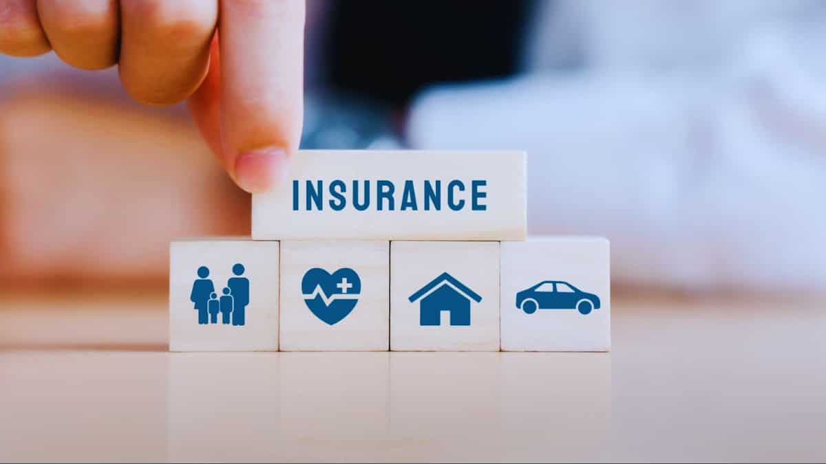 Term से लेकर Health Insurance तक: 20 से 50 की उम्र के लिए बेस्ट इंश्योरेंस गाइड,जानें लाइफ के 'Big-5' प्लान, जो मुसीबत में बनेंगे ढाल और बचाएंगे लाखों!