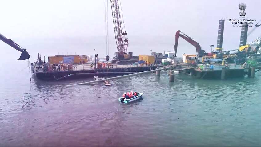 'महारत्न' कंपनी BPCL का ऐतिहासिक कारनामा, समुद्र के नीचे बिछाई 2.3 KM लंबी पाइपलाइन, हरदीप पुरी ने की तारीफ