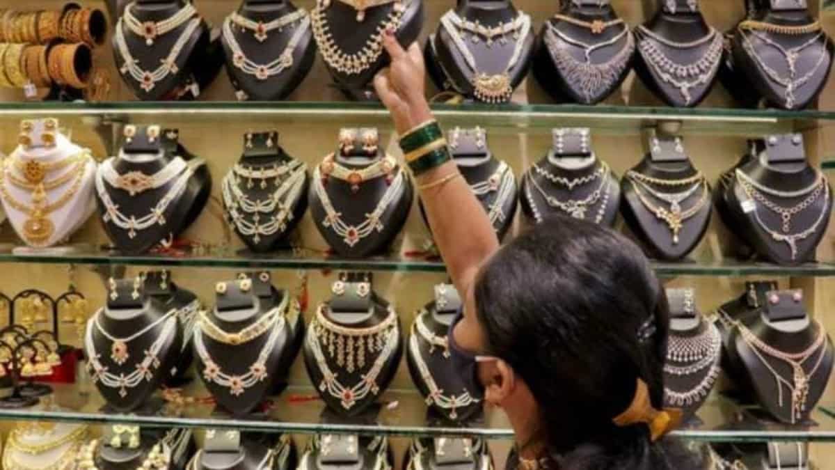 Gold-Silver Price Today: कल की जोरदार तेजी के बाद आज सुस्ताए सोना-चांदी, 10 ग्राम सोने का भाव ₹1,56,000