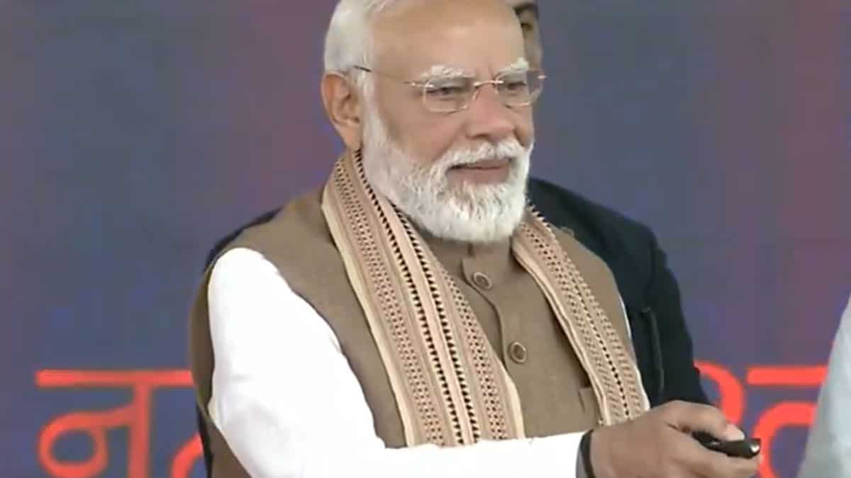 180 kmph की स्पीड, 30 मिनट में 82 किमी का सफर! PM मोदी ने मेरठ मेट्रो और नमो भारत ट्रेन को हरी झंडी दिखाई