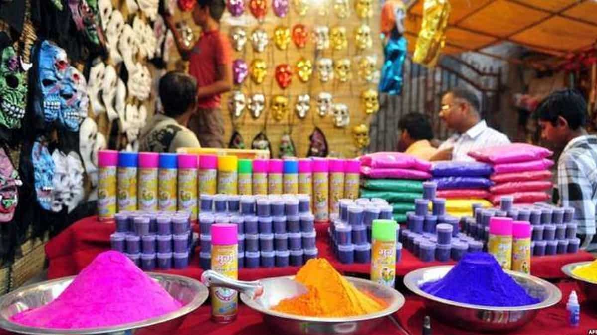इस होली छोटे कारोबारियों की होगी 'दिवाली'! पिचकारी से गुलाल तक.. सब मेड इन इंडिया, जानिए कितनी हो सकती है कमाई