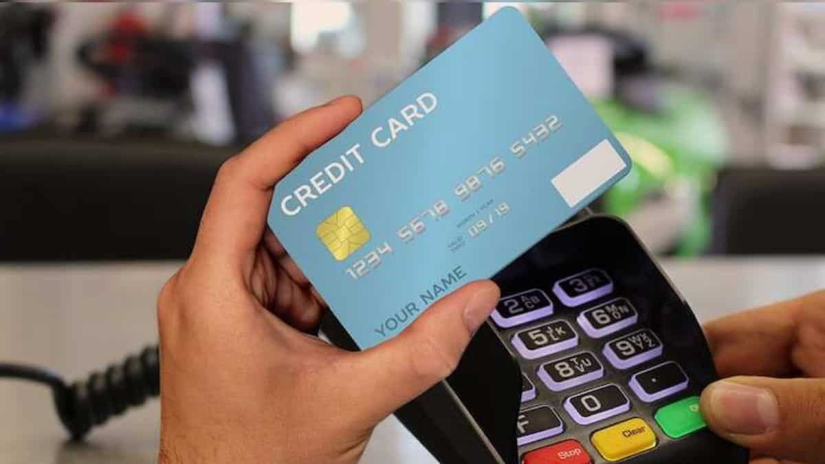 आपके दोस्त और रिश्तेदार भी करते हैं आपके क्रेडिट कार्ड का इस्तेमाल? आपको उठाना पड़ सकता है ये नुकसान
