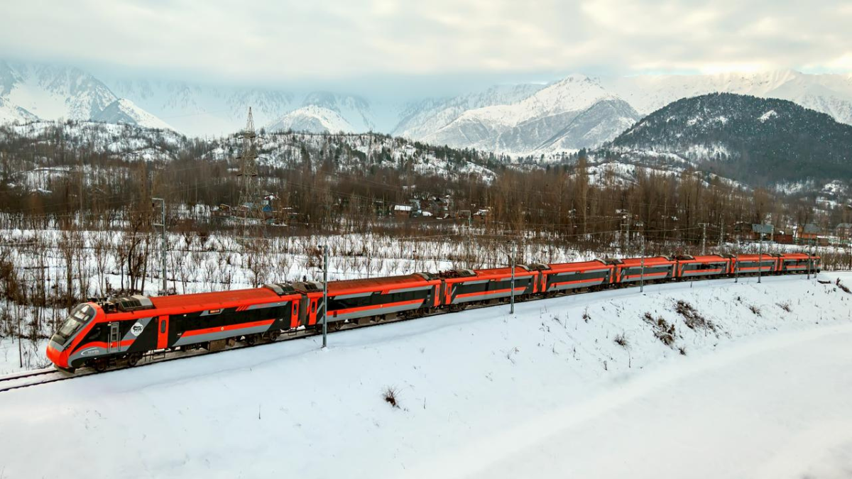 Vande Bharat एक्सप्रेस रेल का जम्मू तक विस्तार, इस दिन से हाई-स्पीड ट्रेन में सफर कर पाएंगे रेलवे यात्री