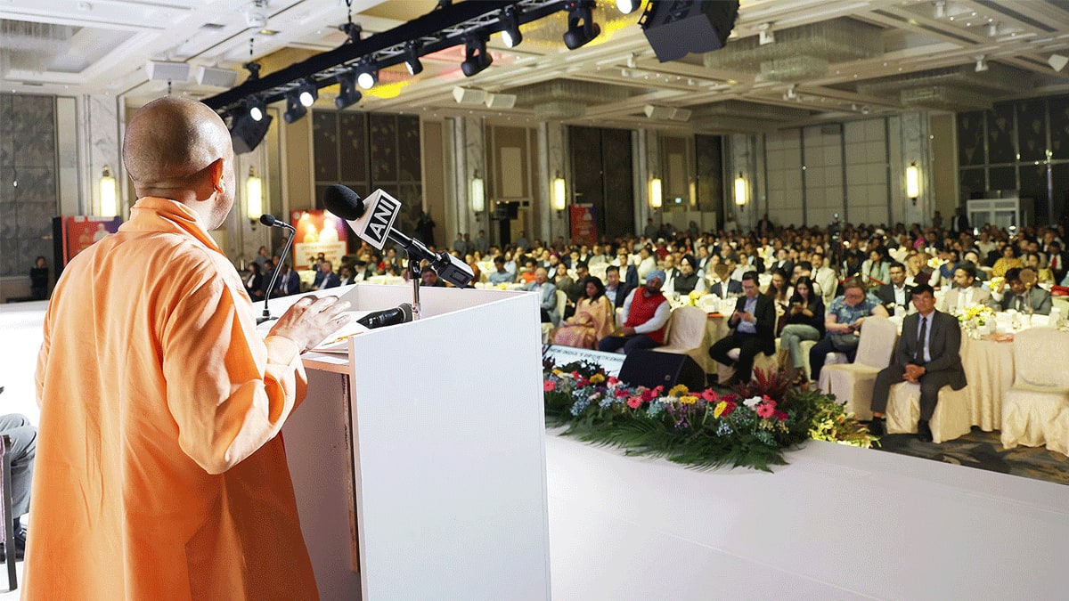 'ब्रांड यूपी' लेकर सिंगापुर पहुंचे सीएम योगी, निवेशकों के सामने दी बिजनेस पिच, गिनाईं उपब्धियां, बताया यहां क्यों लगाएं पैसे