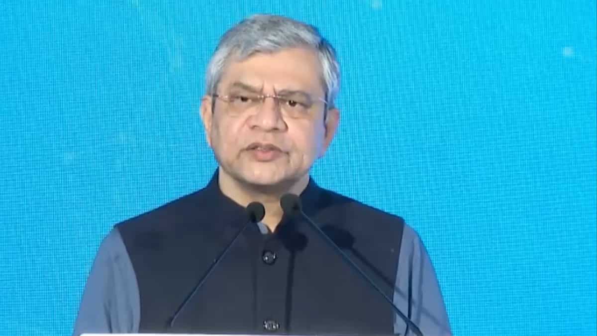 अश्विनी वैष्णव की टेक प्लेटफॉर्म्स को दो टूक, कहा पब्लिशर्स को दें कमाई का हिस्सा, वरना सरकार कानूनी तरीके अपनाएगी