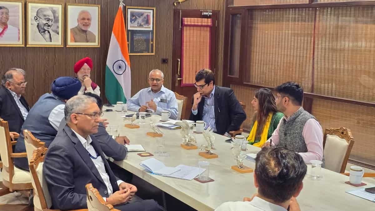 ज़ी बिज़नेस की खबर पर मुहर: Iran-Israel War के बीच सरकार ने बुलाई बैठक, कच्चे तेल और LPG की समीक्षा शुरू