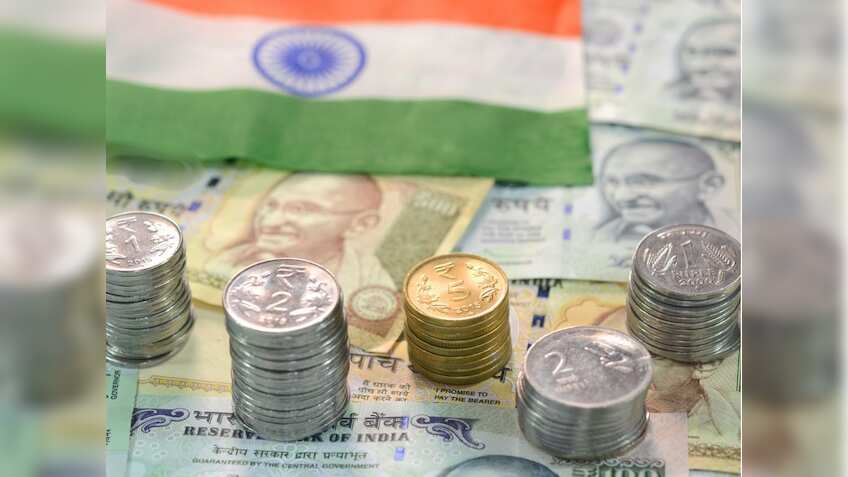 Rupee: क्रूड में तेजी ने रुपये को दिया झटका, भारतीय करेंसी रिकॉर्ड निचले स्तर पर, डॉलर के मुकाबले 92.52 तक फिसली