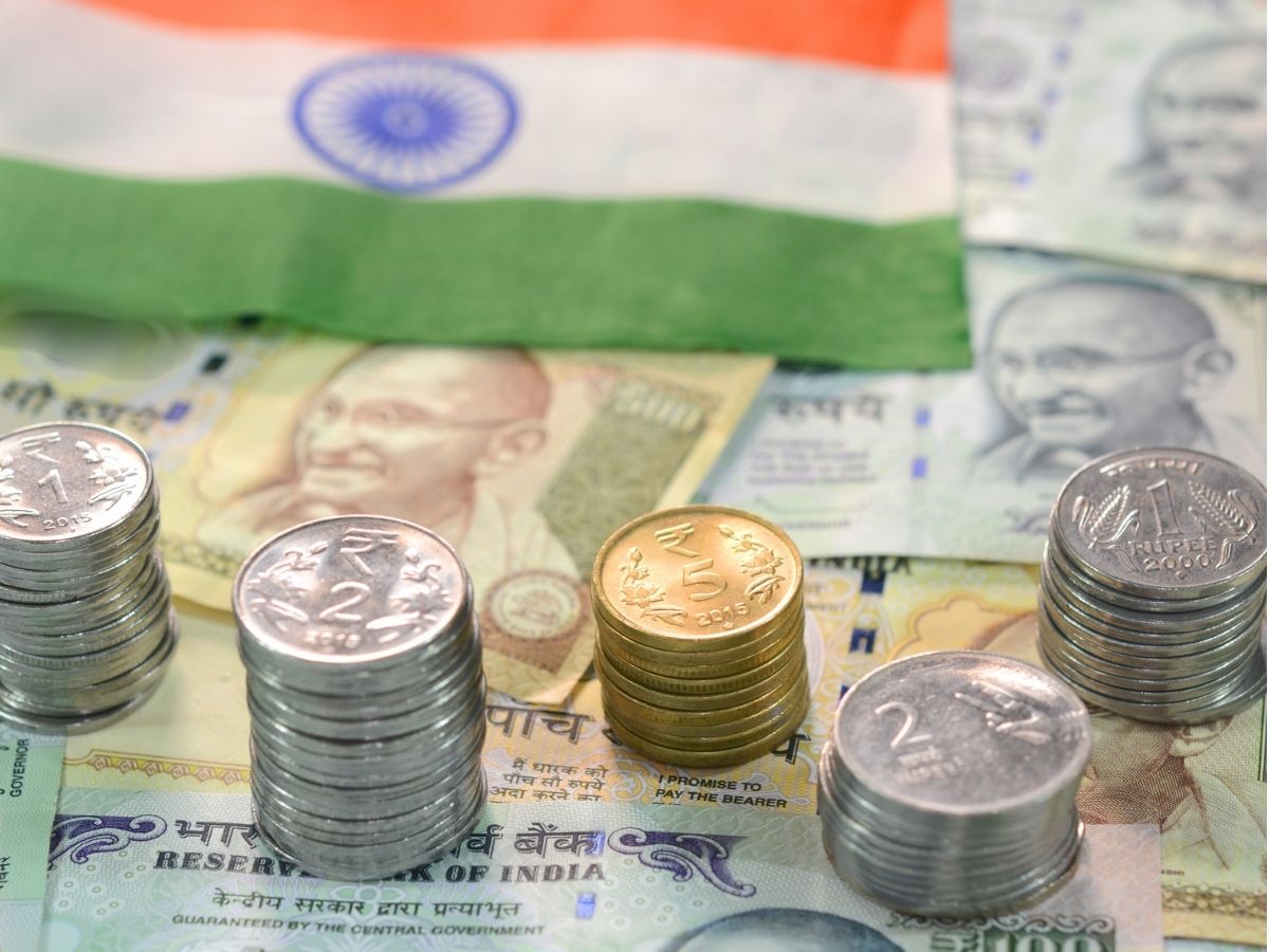 Rupee: क्रूड में तेजी ने रुपये को दिया झटका, भारतीय करेंसी रिकॉर्ड निचले स्तर पर, डॉलर के मुकाबले 92.52 तक फिसली